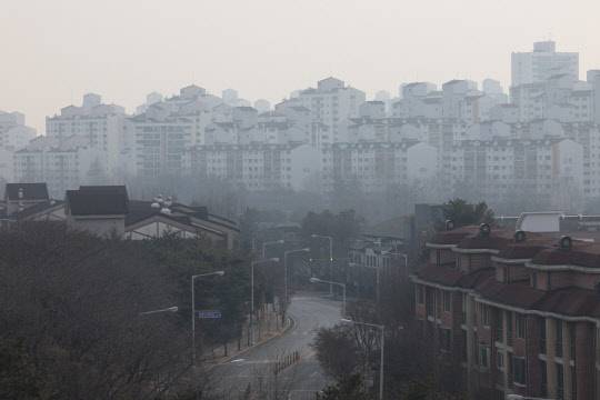 정부가 재건축을 추진하는 1기 신도시(분당·일산·중동·평촌·산본)에 안전진단을 면제하거나 완화하기로 했다. 사진은 7일 경기도 고양시 일산 신도시 일대의 모습.  연합뉴스