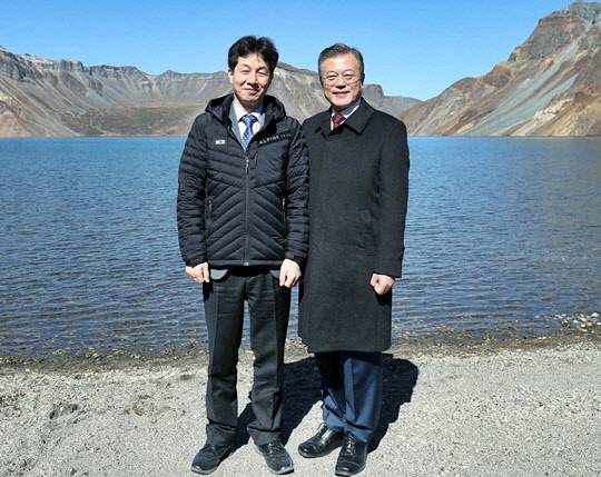 지난 2018년 9월20일 방북한 문재인 당시 대통령과 윤건영(왼쪽) 청와대 국정상황실장(현 더불어민주당 의원)이 북한 김정은 국무위원장과 함께 백두산을 올랐을 때 천지를 배경으로 찍은 사진.<윤건영 국회의원 페이스북 사진>