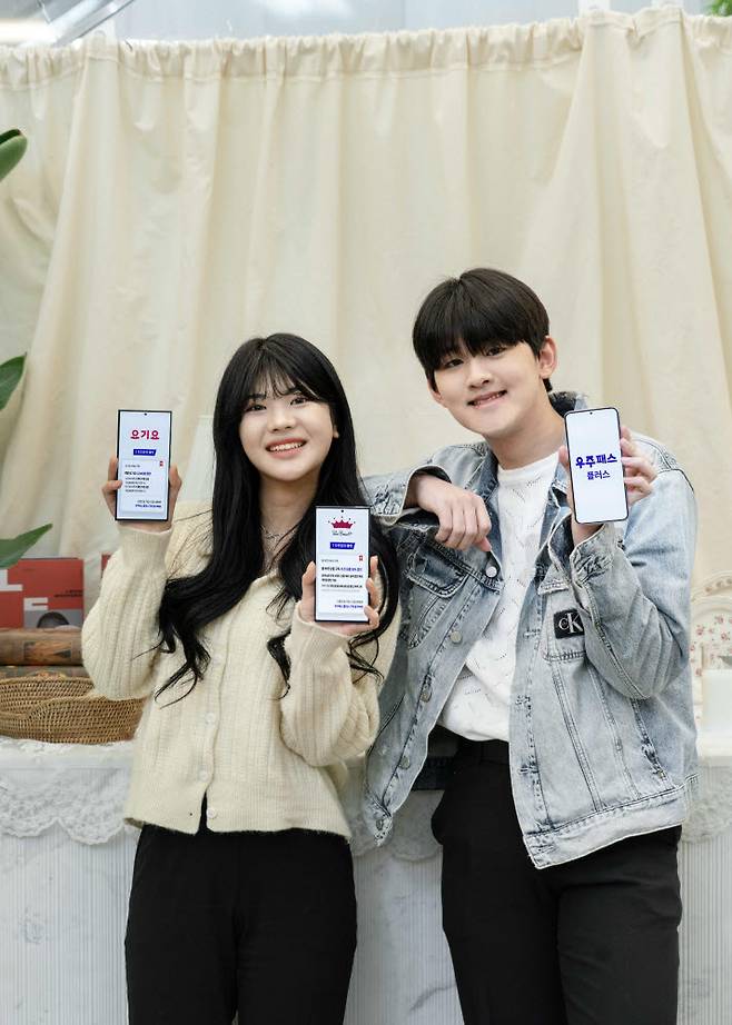 SK텔레콤 관계자가 우주패스 플러스 구독 상품을 알리고 있다.