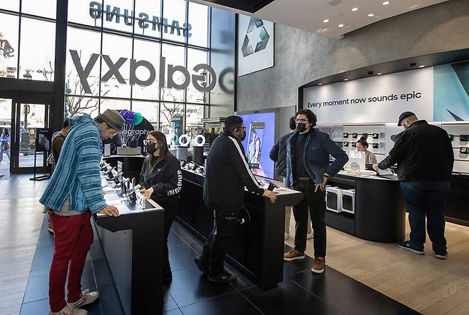 3일(현지시간) 미국 로스앤젤레스에 위치한 삼성 익스피리언스 스토어에서 현지 소비자들이 새롭게 출시된 갤럭시 S23 시리즈의 혁신 기능을 체험하고 있다. 왼쪽 첫번째 파란 옷이 수밋 당 영화배우