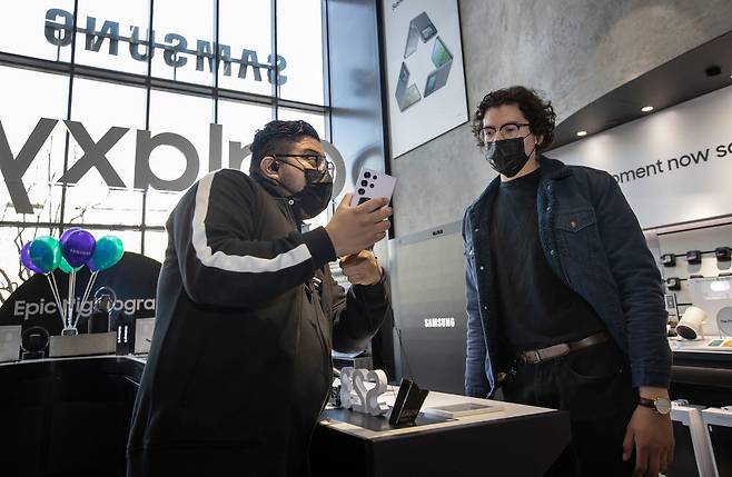 3일(현지시간) 미국 로스앤젤레스에 위치한 삼성 익스피리언스 스토어에서 현지 소비자들이 새롭게 출시된 갤럭시 S23 시리즈의 혁신 기능을 체험하고 있다.