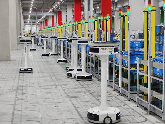쿠팡 대구FC 1층에 도입된 소팅 봇(Sorting Robot)이 고객 주문 상품을 배송지별로 자동 분류하는 모습(사진=박준호 기자)