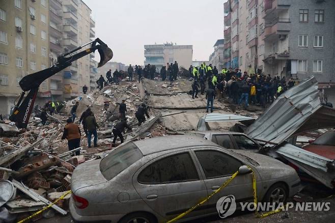 지진으로 무너진 튀르키예 건물 실종자 수색 (디야르바크르[튀르키예] AFP=연합뉴스) 6일(현지시간) 지진으로 무너진 튀르키예 남동부 디야르바크르의 한 건물에서 사람들이 실종자를 수색하고 있다. 이날 오전 튀르키예에서 규모 7.8 강진이 발생해 튀르키예와 인접국 시리아에서 현재까지 1천300명 이상이 숨졌다. 2023.02.06 clynnkim@yna.co.kr (끝)