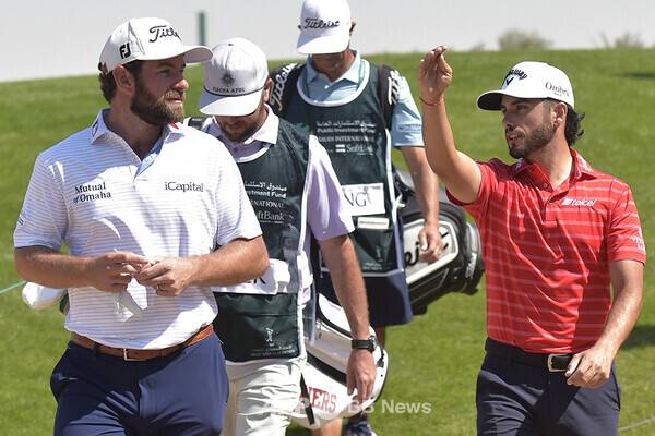 2023년 아시안투어 PIF 사우디 인터내셔널 우승자 아브라함 앤서(오른쪽). 마지막 날 캐머런 영과 동반 경기하는 모습이다. 사진제공=ⓒAFPBBNews = News1
