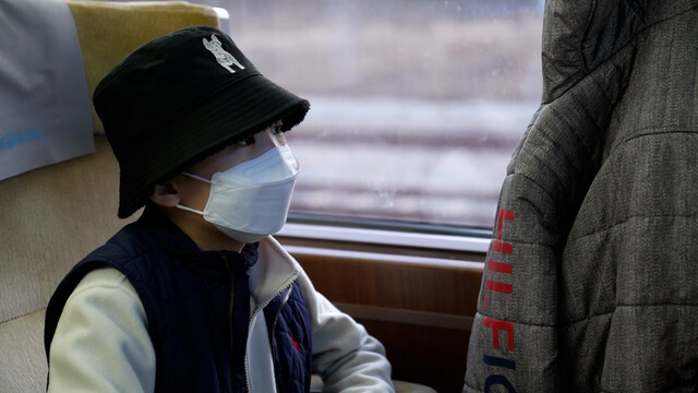 지난해 12월9일 희원이가 경북 포항에서 서울의 병원을 향하는 기차를 타고 있다. 조윤상 피디 jopd@hani.co.kr