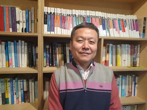 지난 2일 서울시 중구 ‘숭례문학당’에서 김승호씨가 독서토론의 매력에 대해 이야기하고 있다.            원낙연 선임기자
