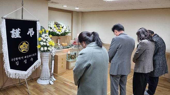 지난달 27일 부산 해운대구 반송장례식장에 차려진 무연고 사망자 박아무개씨 빈소에 해운대구 직원들이 조문하고 있다. 해운대구 제공