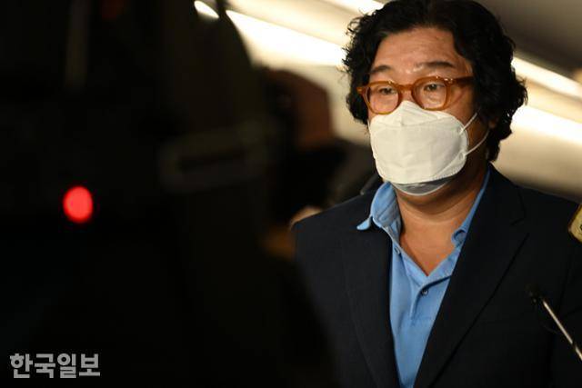 8개월간 도피 끝에 태국에서 붙잡힌 김성태 전 쌍방울그룹 회장이 지난달 17일 인천국제공항을 통해 입국하고 있다. 고영권 기자