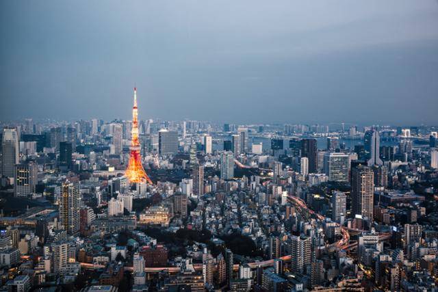 인구감소로 일본은 활력을 잃어가고 있다. 청년은 나아지기 힘드니 향상심이 줄어들고, 중고령은 열심히 안 뛰면 노후생활이 어려워 아등바등한다. 도쿄. 게티이미지뱅크