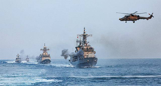 지난달 4일 오후 태안 서방 해역에서 열린 해상기동훈련에 참여한 해군 2함대 을지문덕함(DDH-1, 오른쪽 첫 번째)을 비롯한 함정들이 대함사격을 하고 있다. 사진공동취재단