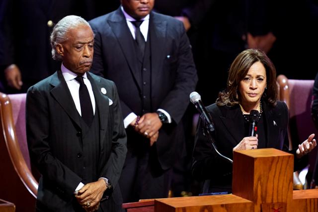 카멀라 해리스 미국 부통령이 1일 미국 테네시주 멤피스의 한 교회에서 거행된 경찰의 폭행으로 숨진 흑인 청년 타이어 니컬스의 장례식에서 연설에 나섰다. 멤피스=AP