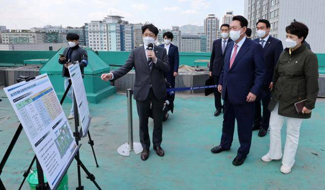 윤석열 대통령이 당선인 시절이던 지난해 5월 2일 경기 안양시 동안구 초원7단지 부영아파트에서 열린 1기 신도시 노후아파트 점검에 참석해 아파트 리모델링 현안에 대해 설명을 듣고 있다. 안양=인수위사진기자단