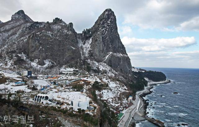 추산(송곳산) 아래 위치한 코스모스리조트.