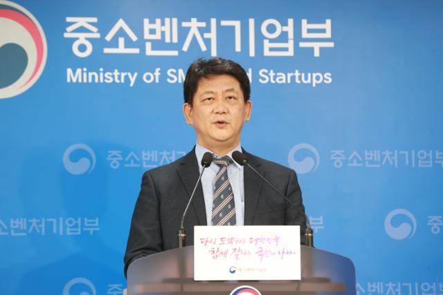 최원영 중소벤처기업부 글로벌성장정책관이 7일 세종 중소벤처기업부 브리핑실에서 2022년 중소기업 수출동향을 발표하고 있다. 중소벤처기업부 제공