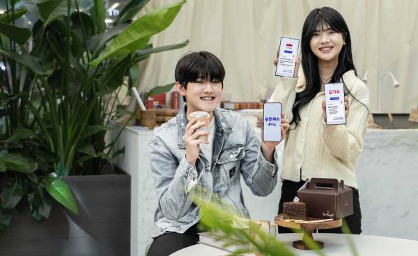 모델들이 '우주패스 플러스 구독' 상품을 소개하고 있다. SK텔레콤 제공