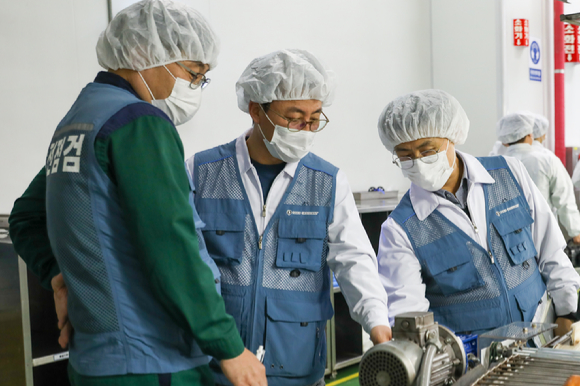 6일 파리크라상 성남 공장에서 안전 점검의 날을 맞아 근로자들이 노사합동점검을 진행하고 있다. [사진=SPC]