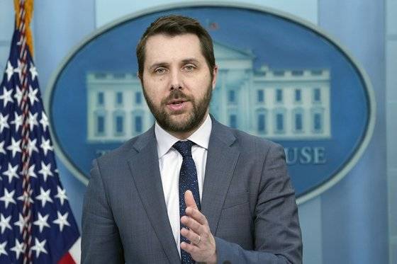 6일(현지시간) 디스 위원장이 워싱턴DC 백악관에서 기자회견을 하고 있다. AP=연합뉴스