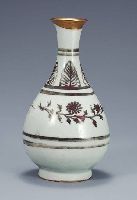 국보로 지정돼 특별한 보존과 관리를 받던 ‘백자 동화 매화 국화무늬 병’은 국보 지정 40여년 만인 지난 2020년 원나라 시대 자기로 드러나면서 문화재청은 국보 지정을 해제했다. 문화재청 제공