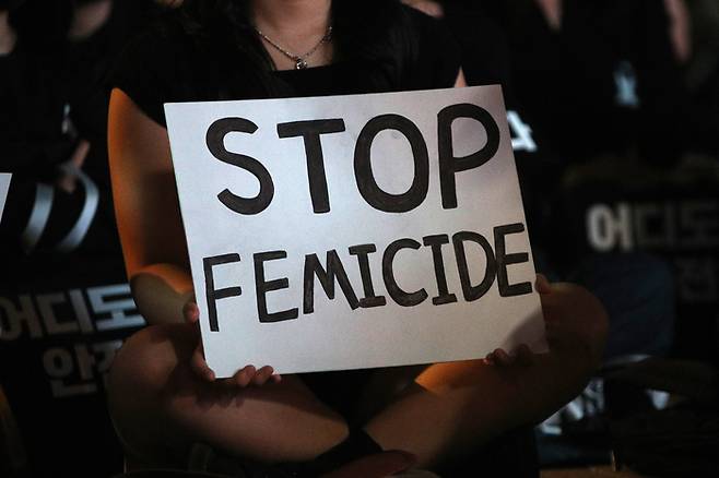 여성노동연대회의 활동가들과 시민들이 2022년 9월 서울 종로구 보신각에서 ‘신당역 여성노동자 스토킹 살해 사건과 관련하여 페미사이드(여성살해) 추방을 요구하는 ’어디도 안전하지 않았다. 우리는 끝까지 싸울 것이다‘ 집회를 하고 있다. 권도현 기자