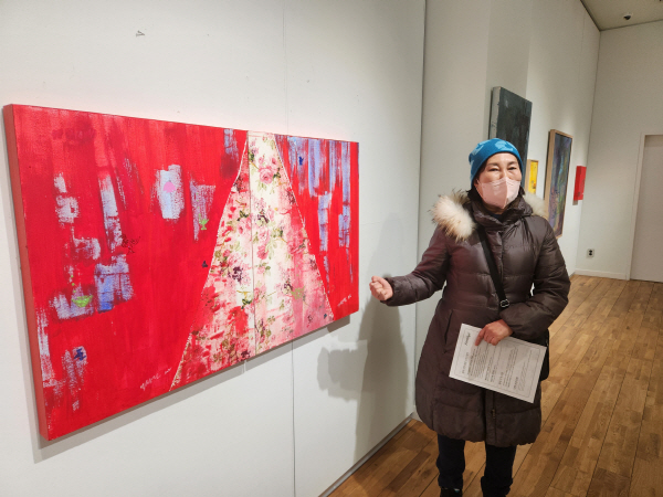 나정란 작가가 가야시대 순장 희생녀의 넋을 위로하는 작품앞에서 기획의도에 대해 설명하고 있다. 박동필 기자