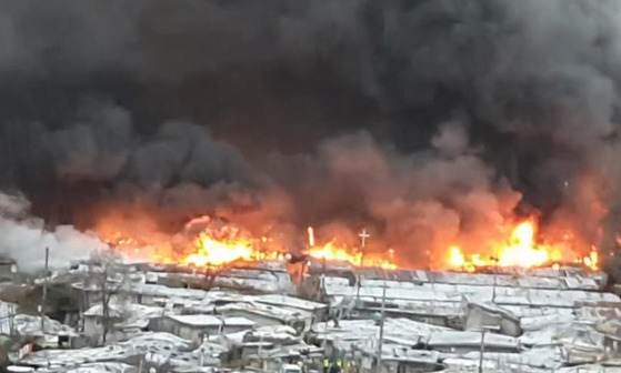 A blaze tears through Guryong Village in southern Seoul, Friday. [YONHAP]