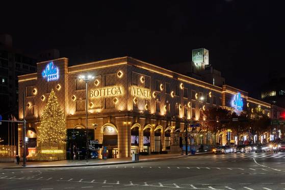 Galleria Department Store's Apgujeong Branch, the Luxury Hall, is decorated in Christmas lights on Nov. 21, 2022. [GALLERIA DEPARTMENT STORE]