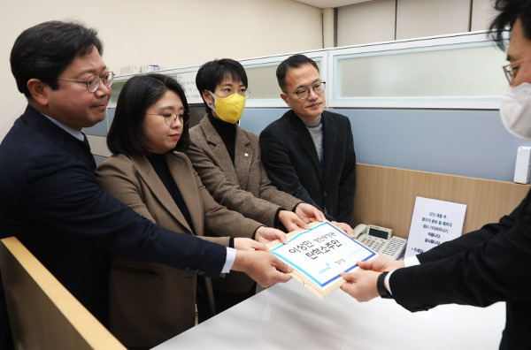 더불어민주당 박주민 단장과 김승원 법률위원장, 정의당 장혜영 원내수석부대표, 기본소득당 용혜인 상임대표가 6일 오후 국회 의안과에서 ‘이상민 행정안전부 장관 탄핵소추안’ 을 제출하고 있다. 이한결 기자