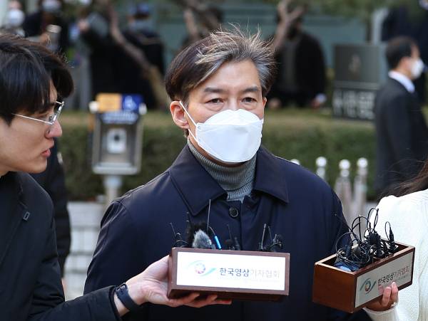 자녀 입시비리와 유재수 감찰무마 혐의 등으로 기소된 조국 전 법무부 장관이 재판에 넘겨진 지 3년여 만인 3일 서울 서초구 서울중앙지법에서 징역 2년을 선고받은 뒤 취재진 질문에 답하고 있다. 연합뉴스