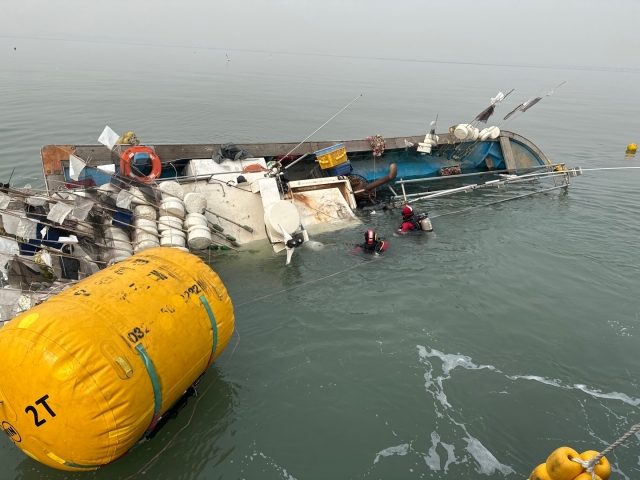 인천해양경찰서 구조대가 6일 인천대교 하단에서 갯벌에 얹혀 침수가 발생한 어선 A호에 대해 안전조치를 하고 있다. 인천해경 제공