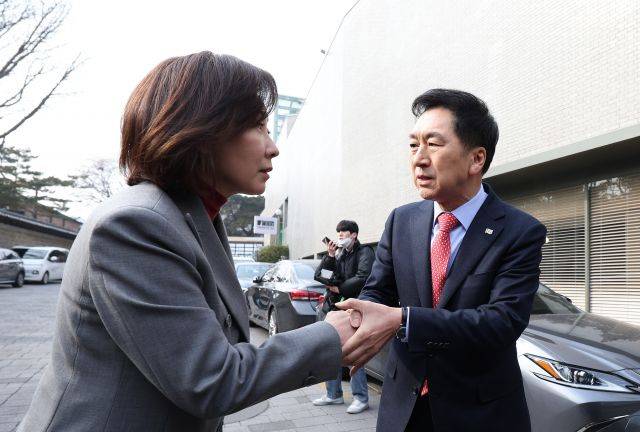 국민의힘 김기현 당 대표 후보와 나경원 전 의원이 7일 오후 서울 중구 달개비 앞에서 전당대회 관련 입장을 발표한 뒤 인사를 나누고 있다. 연합뉴스