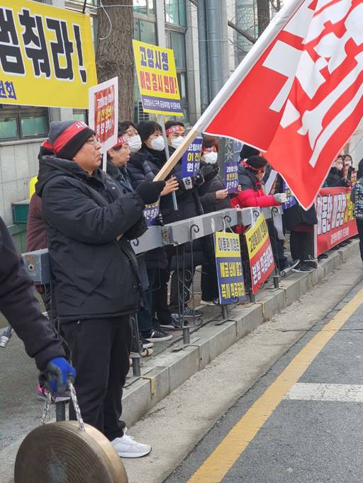 고양 원당 주민들이 지난 7일 고양시청 정문앞에서 일산 백석 시청사 이전과 현 시청시에 제2청사를 설치하는 방안에 반대하는 시위를 하고 있다. 권순명기자