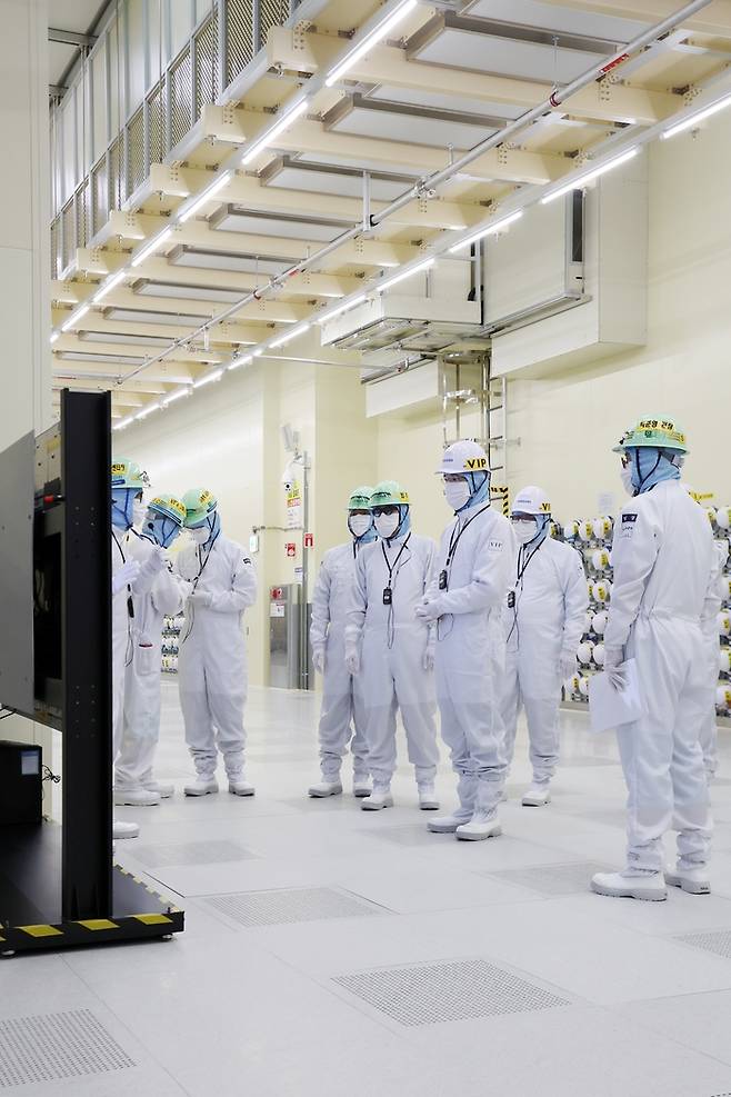 이재용 삼성전자 회장(오른쪽 셋째)이 7일 충남 아산의 삼성디스플레이 아산캠퍼스를 찾아 퀀텀닷-유기발광다이오드(QD-OLED) 생산라인을 둘러보고 있다. <사진제공=삼성전자>