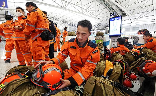 대한민국 긴급구호대 소속 중앙119구조본부 소방대원들이 튀르키예 지진 실종자 수색 등을 위해 7일 밤 인천국제공항 제1여객터미널에서 출국하기에 앞서 장비를 점검하고 있다. 정부는 외교부·소방청·국방부 등의 인력 118명으로 구성된 긴급구호대를 튀르키예로 파견했다.  <인천공항/박형기 기자>