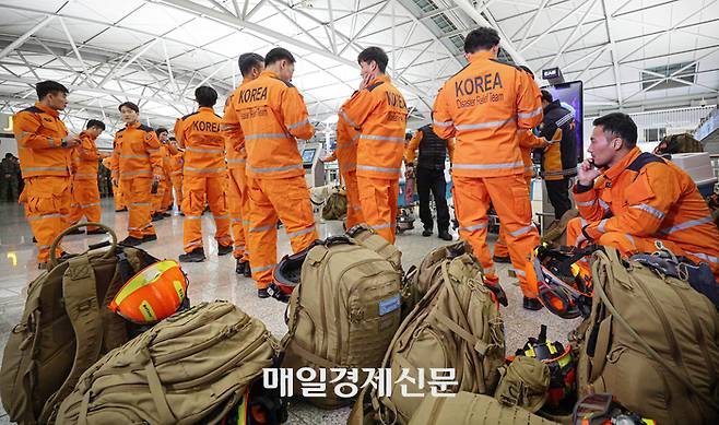 7일 오후 중앙119구조본부 수도권 119특수구조대 소속 국제구조대원들이 튀르키예 지진 실종자 수색을 위해 출국하기 전 인천국제공항 제1터미널에서 대기하고 있다. 2023.02.07 [박형기기자]