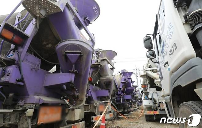 시멘트 공장에 정차한 레미콘 트럭들 모습./사진=뉴스1