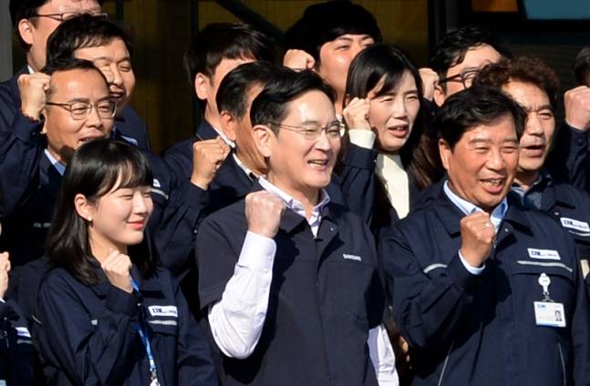 취임 첫 행보로 광주의 상생 협력 현장을 찾은 삼성그룹 이재용 회장이 지난해 10월 광주 광산구 장록동 디케이 협력업체에서 직원들과 기념사진을 찍고 있다./사진=뉴시스 -