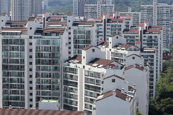 분당과 일산으로 대표되는 1기 신도시 등 대단위 도시 재건축을 신속하고 체계적으로 추진하기 위한 특별법이 마련된다. 국토교통부는 7일 '노후계획도시 정비 및 지원에 관한 특별법'의 주요 내용을 확정하고, 노후계획도시와 특별정비구역의 정의를 수립하는 한편 각종 규제 완화책과 특례 지원을 결정했다./사진=뉴스1