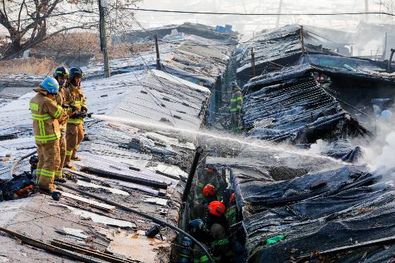 사진은 지난달 20일 서울 강남구 개포동 구룡마을 4구역 주택에서 화재가 발생해 소방당국이 진화작업을 벌이고 있다. /사진=뉴스1