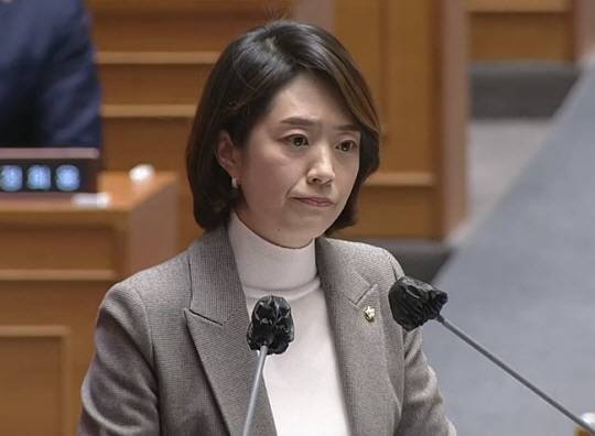 고민정 더불어민주당 의원이 6일 열린 국회 정치·외교·통일·안보 분야 대정부질문에서 발언하고 있다. 국회방송 유튜브 채널 캡처