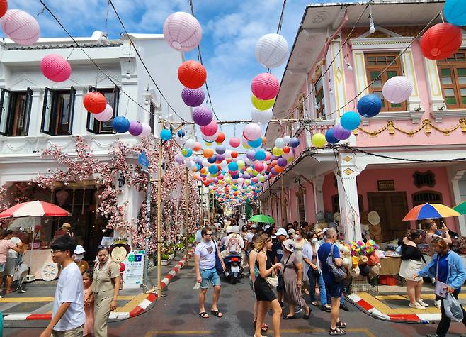 배에서 놀다 내려서 유람하는 기항지 투어. 푸켓 올드타운.