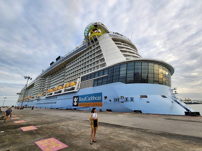 기항지 페낭에 정박한 스펙트럼호