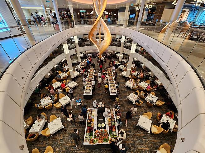 크루즈 3,4층 메인 다이닝