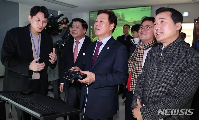[창원=뉴시스] 홍정명 기자=박완수(가운데) 경남도지사가 7일 오전 고성군 동해면 드론비행시험센터 관제실을 찾아 시설을 둘러보고 있다.(사진=경남도 제공)2023.02.07. photo@newsis.com