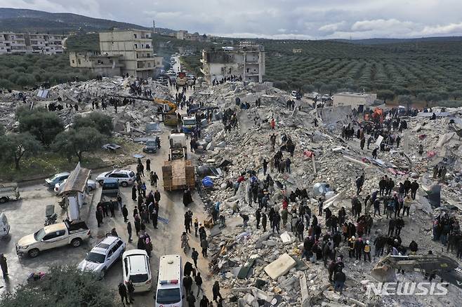[하렘=AP/뉴시스] 6일(현지시간) 튀르키예와 국경 지역인 시리아 이드리브주 하렘에서 민방위대와 보안군이 지진으로 무너진 건물 잔해를 수색하고 있다. 이날 새벽 시리아 인근 튀르키예에서 발생한 지진으로 사망자 숫자가 늘어나고 있다. 2023.02.07.