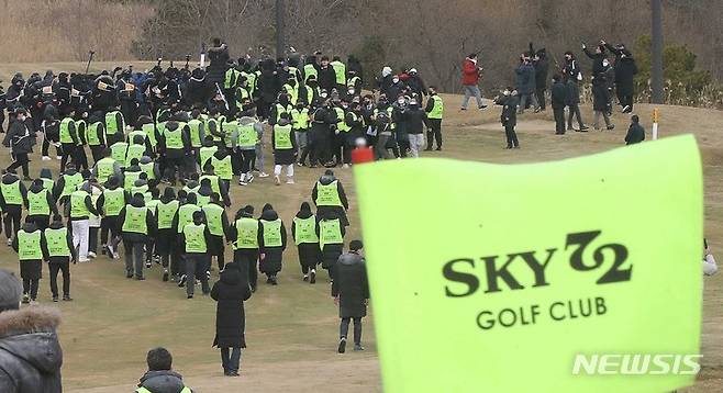 [인천=뉴시스] 최동준 기자 = 17일 인천 중구 스카이72 바다코스에서 인천지방법원 관계자들이 골프장 운영권 반환 강제집행을 시도하자 스카이72 시설 임차인 및 스카이72 입찰탈락 의혹을 제기하는 보수단체 회원들이 막아서고 있다. (공동취재사진) 2023.01.17. photo@newsis.com