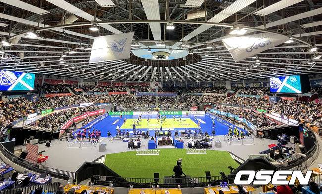 [OSEN=수원, 최규한 기자]2세트, 매진을 기록한 수원체육관에서 관중들이 선수들의 플레이를 즐기고 있다. 2023.02.07 / dreamer@osen.co.kr