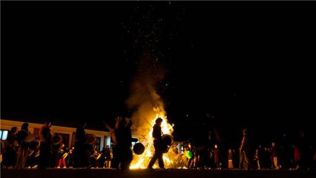 ▲달집을 태우며 악기를 치고 있다 ⓒ(사)고창농악보존회