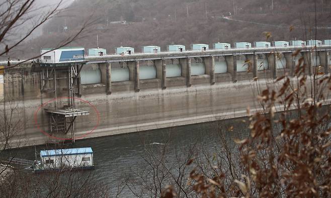 지난 2022년 12월 12일 전북 임실군 강진면 옥정리에 위치한 섬진강댐의 수위가 낮아져 있다. 인근 주민에 따르면 섬진강댐은 보통 빨간 동그라미 수준까지 물이 찬다. 연합뉴스
