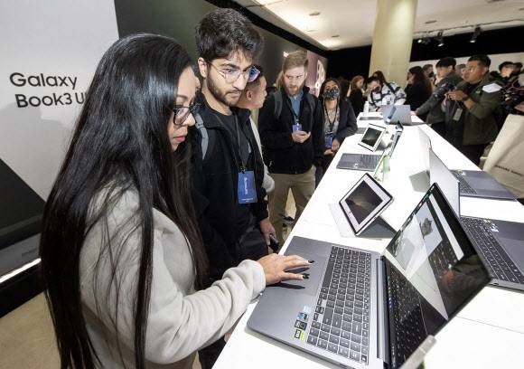 지난 1일(현지시간) ‘갤럭시 언팩 2023’ 행사가 열린 미국 샌프란시스코 머소닉 오디토리엄에서 현장을 찾은 관객들이 갤럭시 북3 시리즈를 체험하고 있다. 삼성전자 제공