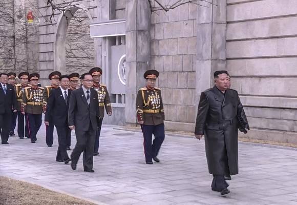 김정은 위원장이  지난 6일 회의에 참석하기 위해 회의장으로 이동하는 모습. 김 위원장의 공개 활동은 새해 첫날 금수산태양궁전 참배 이후 36일 만이다. 뉴시스